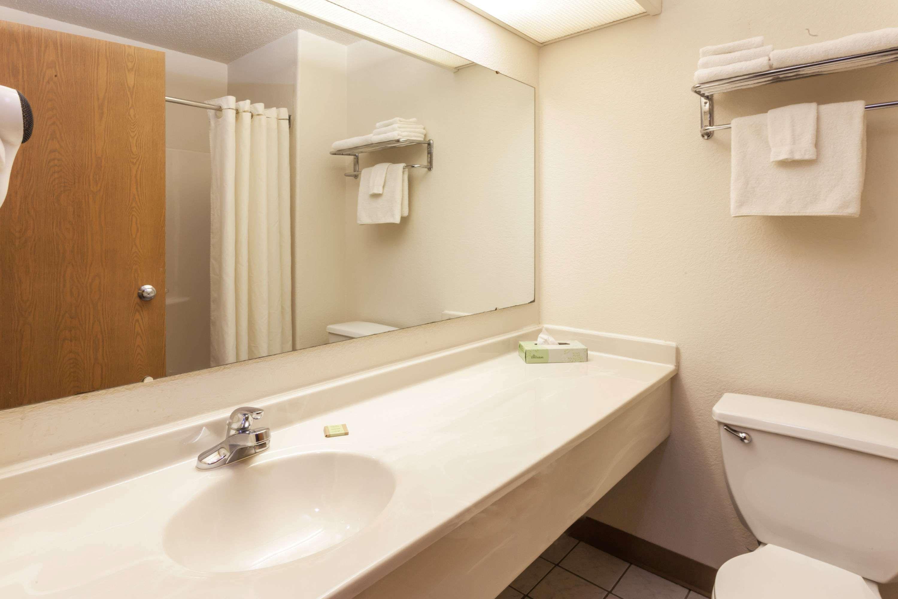 Oyo Hotel Portage I-94 Екстериор снимка
