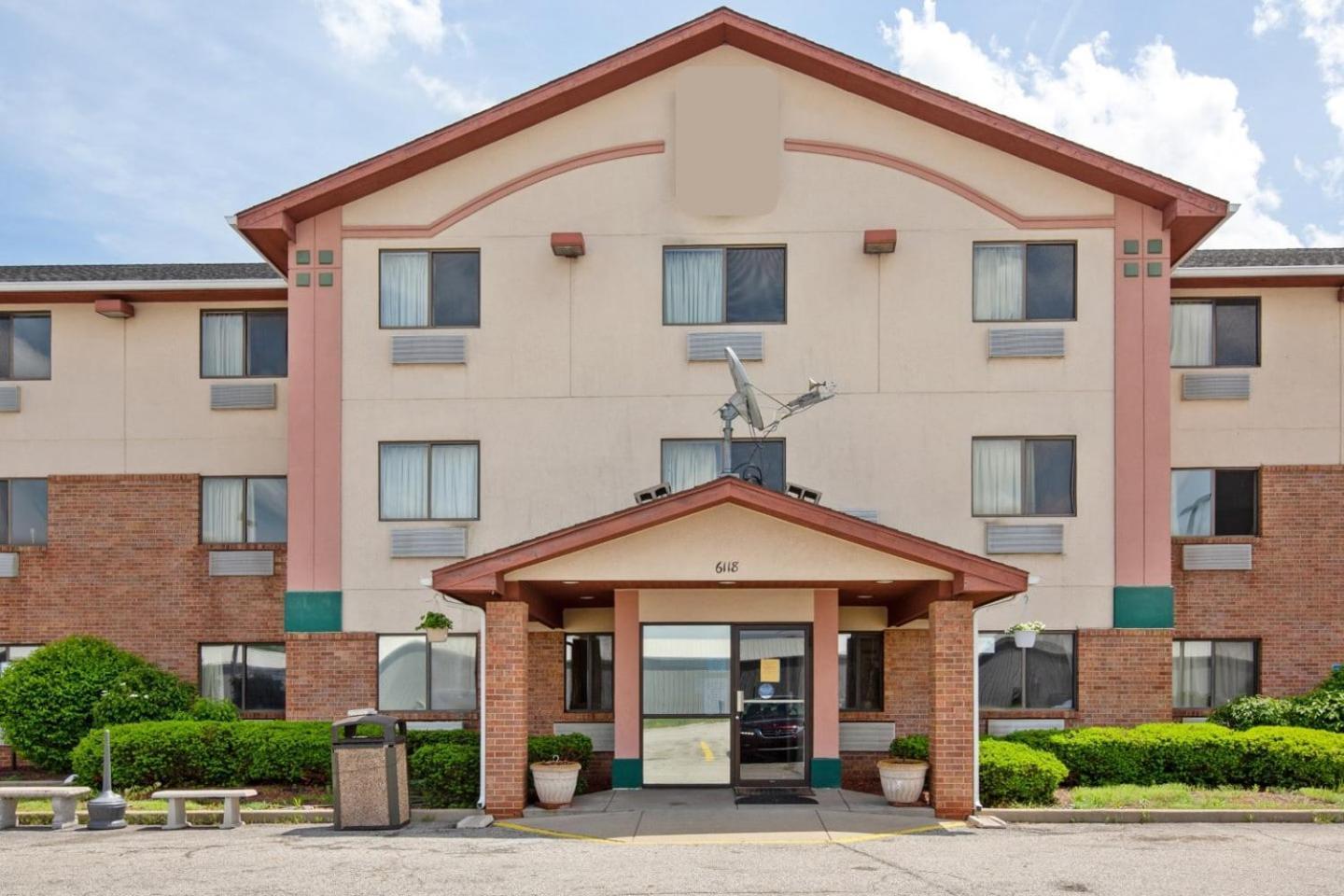 Oyo Hotel Portage I-94 Екстериор снимка