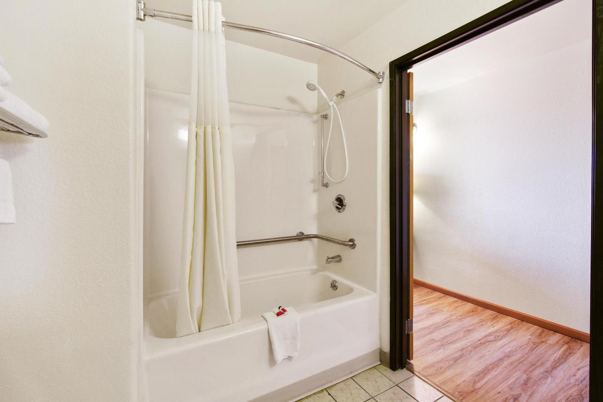 Oyo Hotel Portage I-94 Екстериор снимка