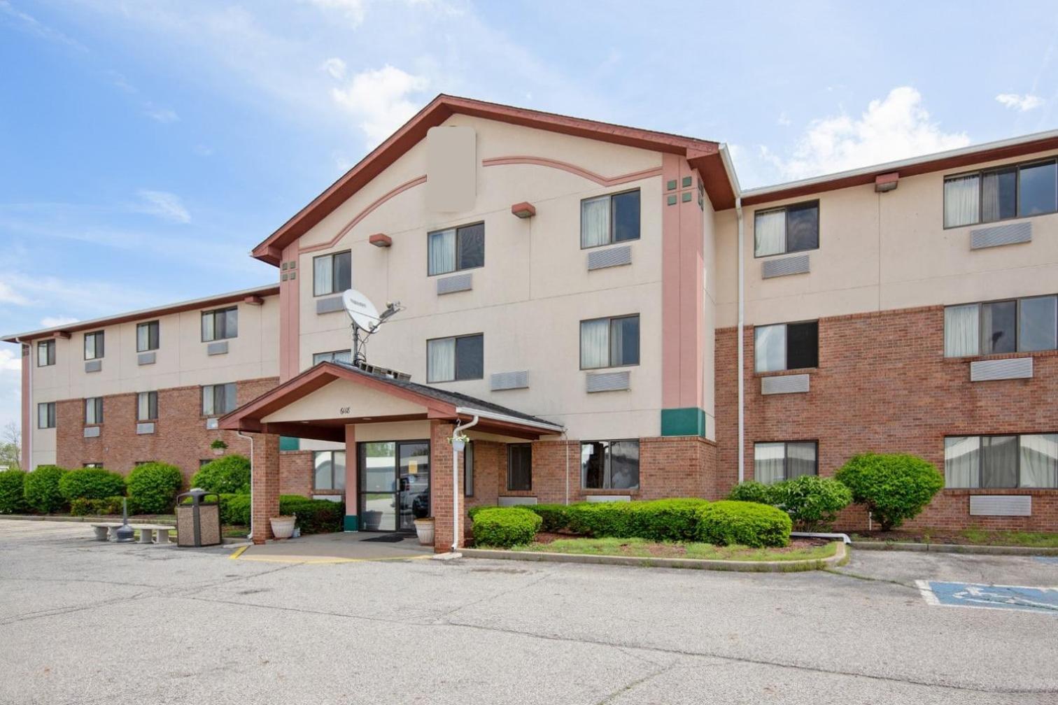 Oyo Hotel Portage I-94 Екстериор снимка