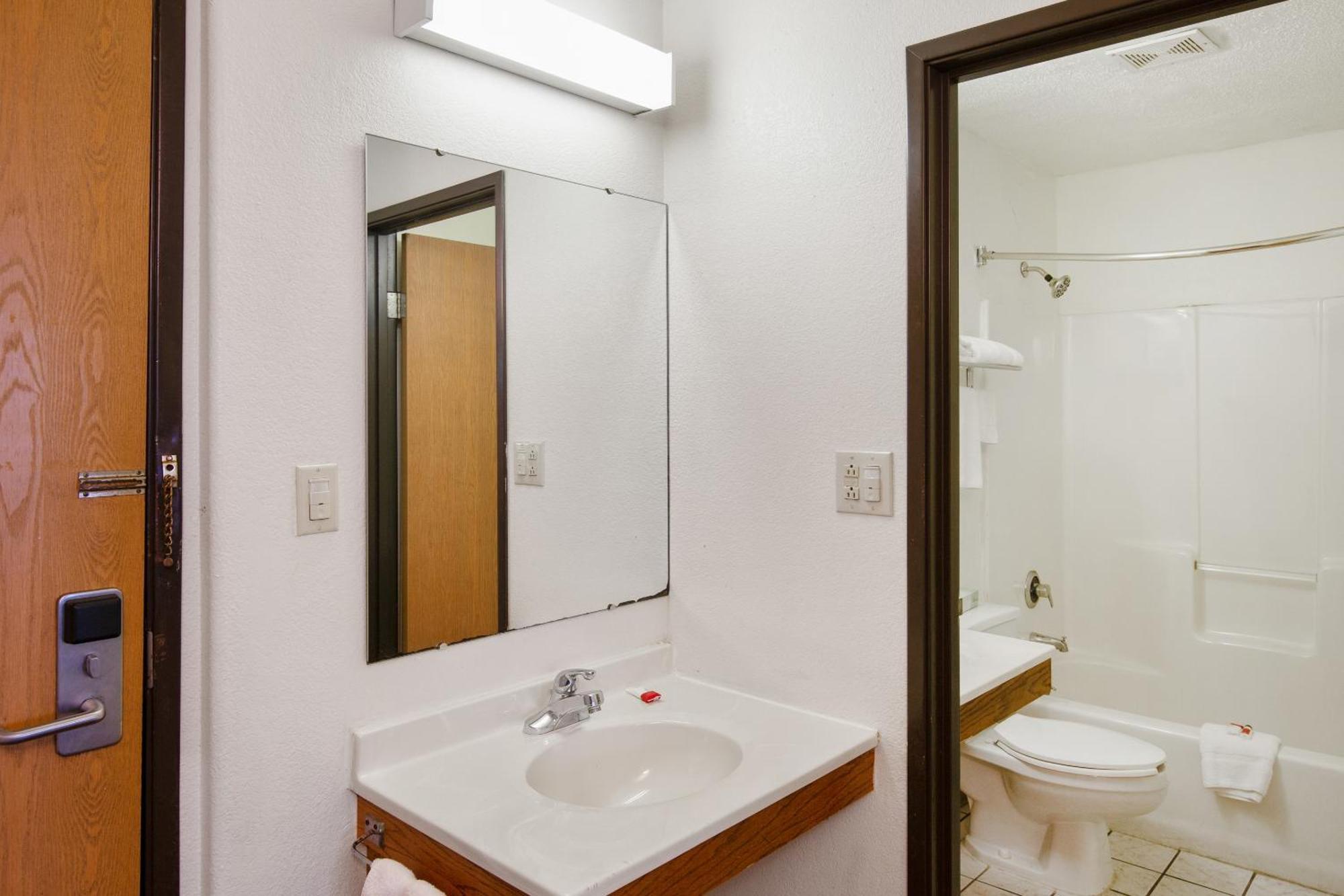 Oyo Hotel Portage I-94 Екстериор снимка