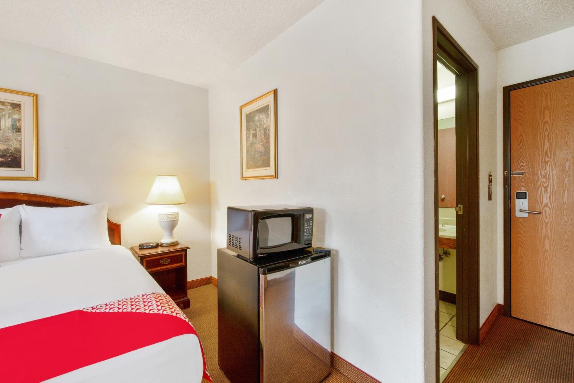 Oyo Hotel Portage I-94 Екстериор снимка
