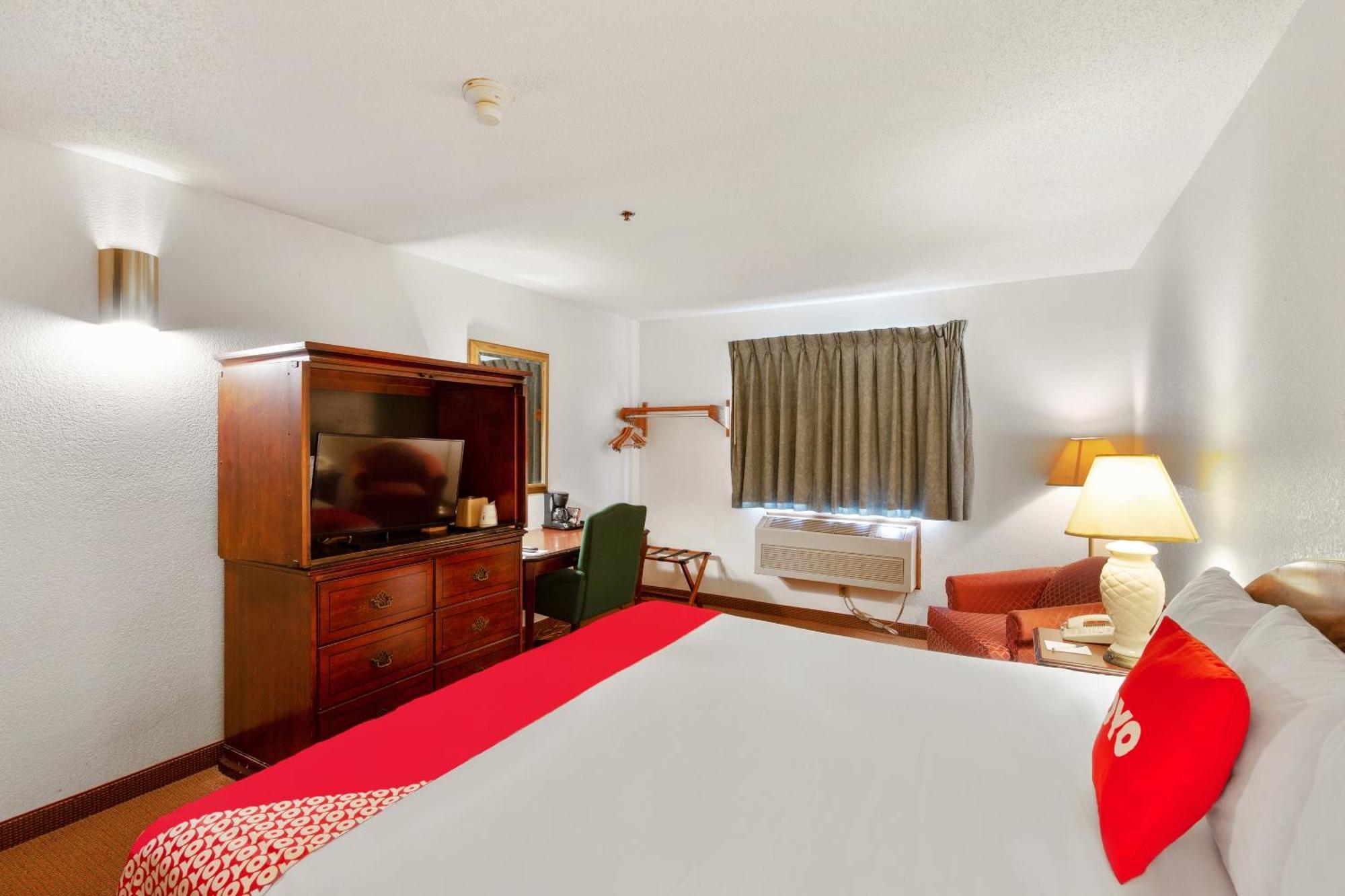 Oyo Hotel Portage I-94 Екстериор снимка