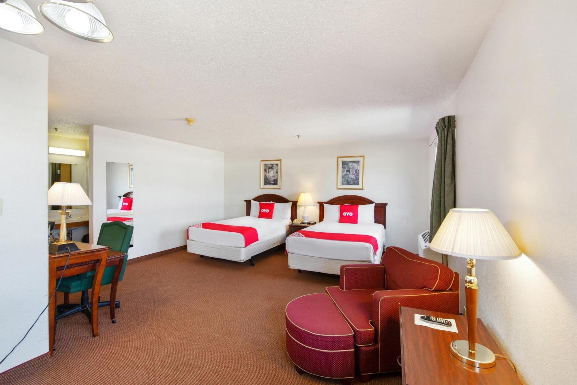 Oyo Hotel Portage I-94 Екстериор снимка