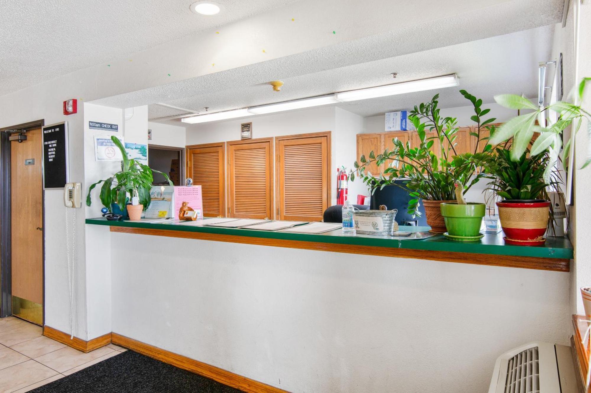 Oyo Hotel Portage I-94 Екстериор снимка
