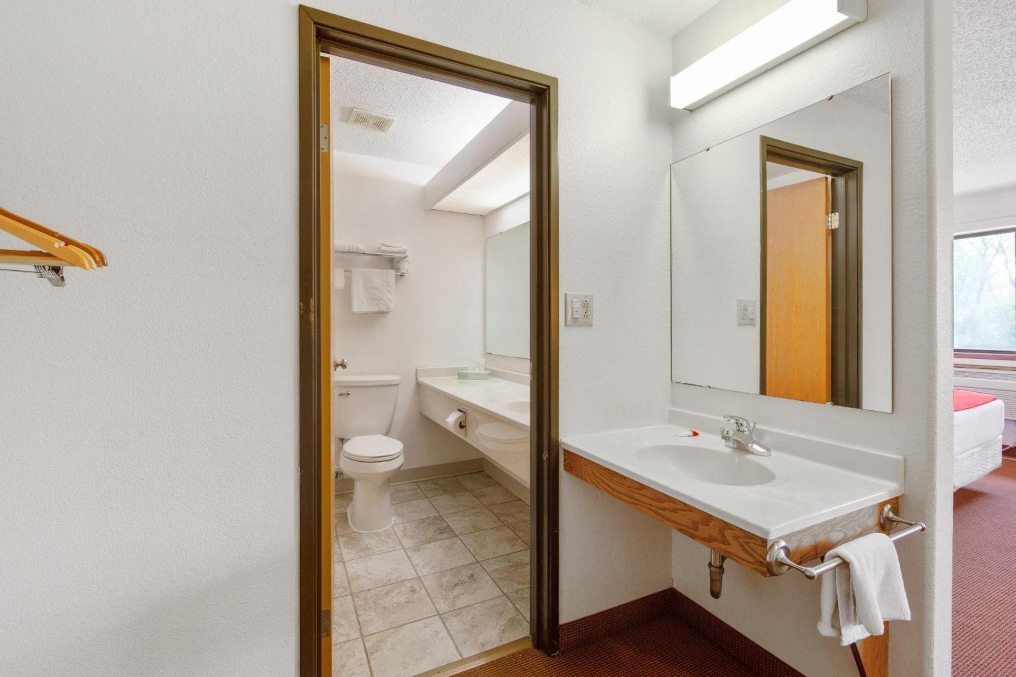 Oyo Hotel Portage I-94 Екстериор снимка