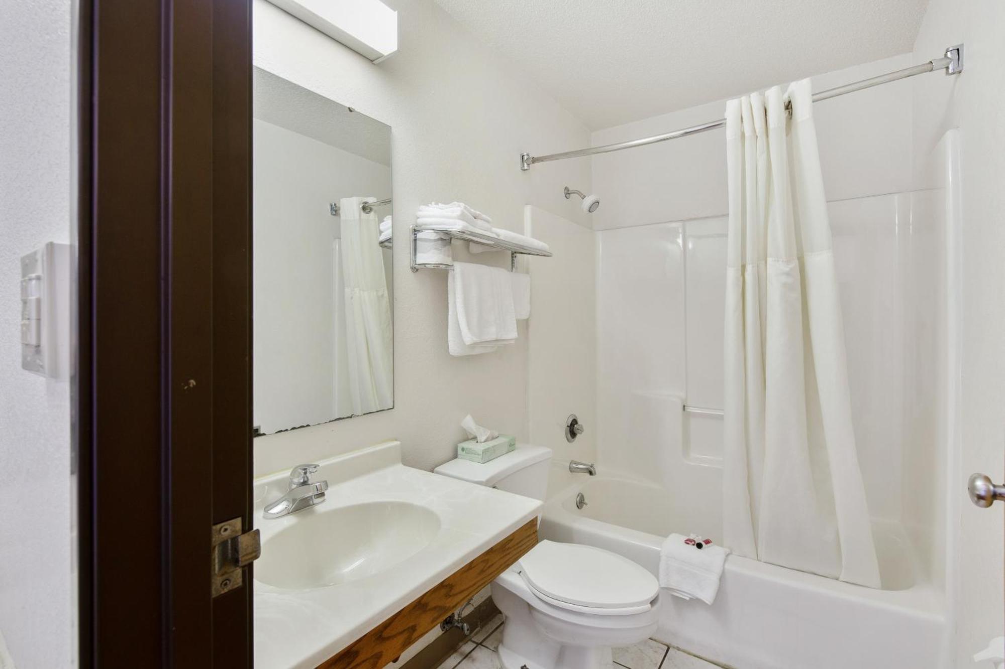 Oyo Hotel Portage I-94 Екстериор снимка