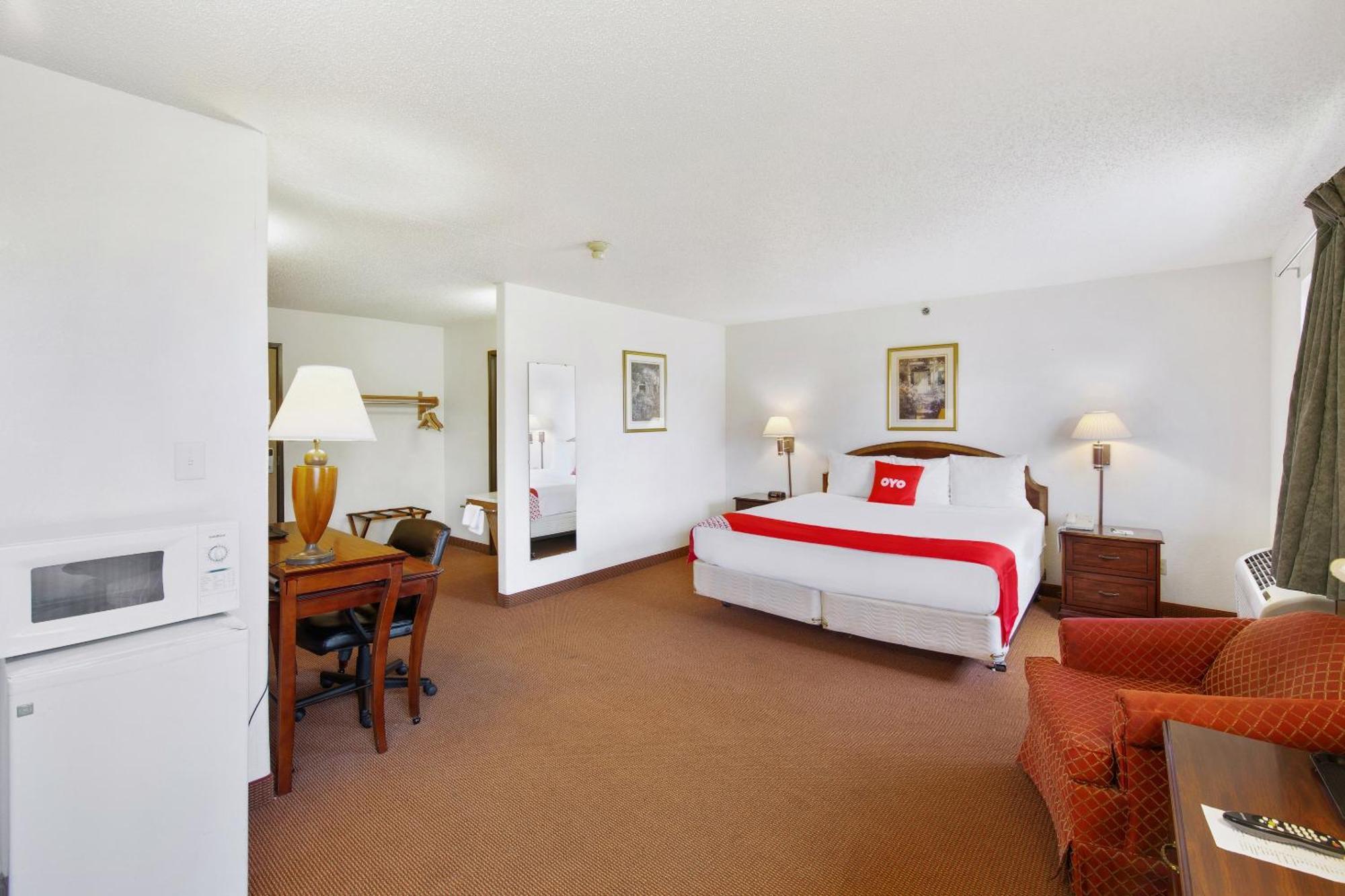 Oyo Hotel Portage I-94 Екстериор снимка