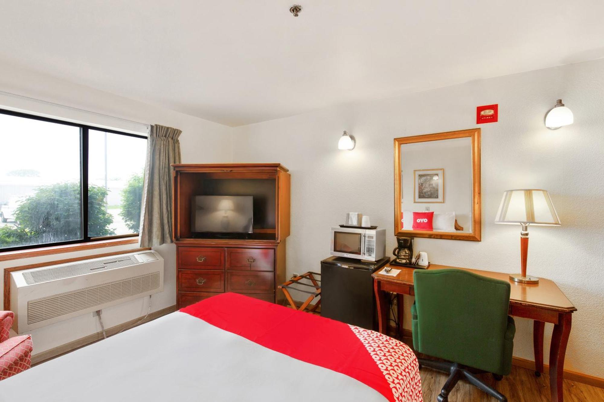 Oyo Hotel Portage I-94 Екстериор снимка